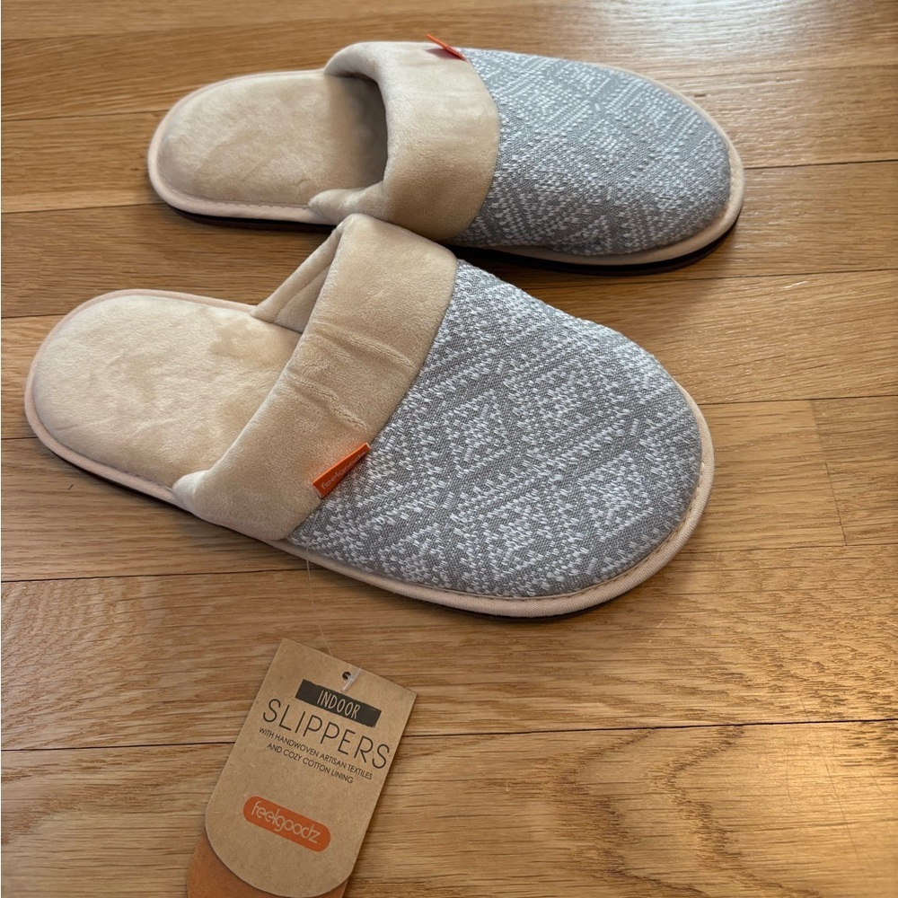 Feelgoodz Indoor Slippers Grey Size Medium (8-9) NWT